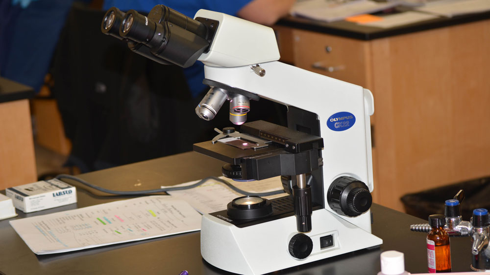 A microscope in a med lab classroom